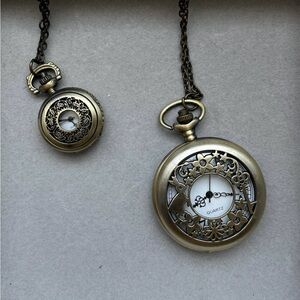 Vintage-Inspired Pocket Watch Necklace – Floral Design